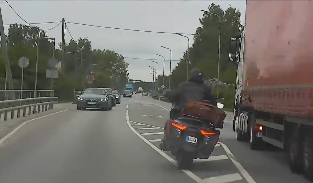 Bēgošais motociklists.