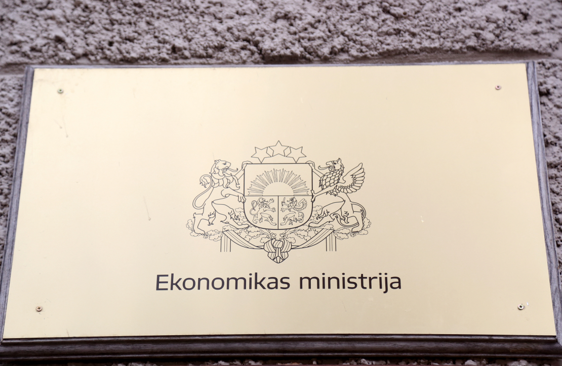 Plāksne pie Ekonomikas ministrijas ēkas Brīvības ielā.