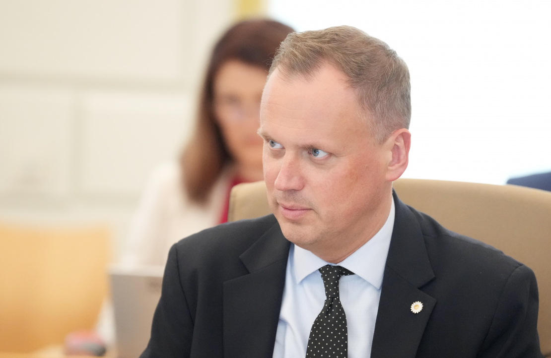 Viedās administrācijas un reģionālās attīstības ministrs Edgars Tavars pirms Ministru kabineta sēdes.