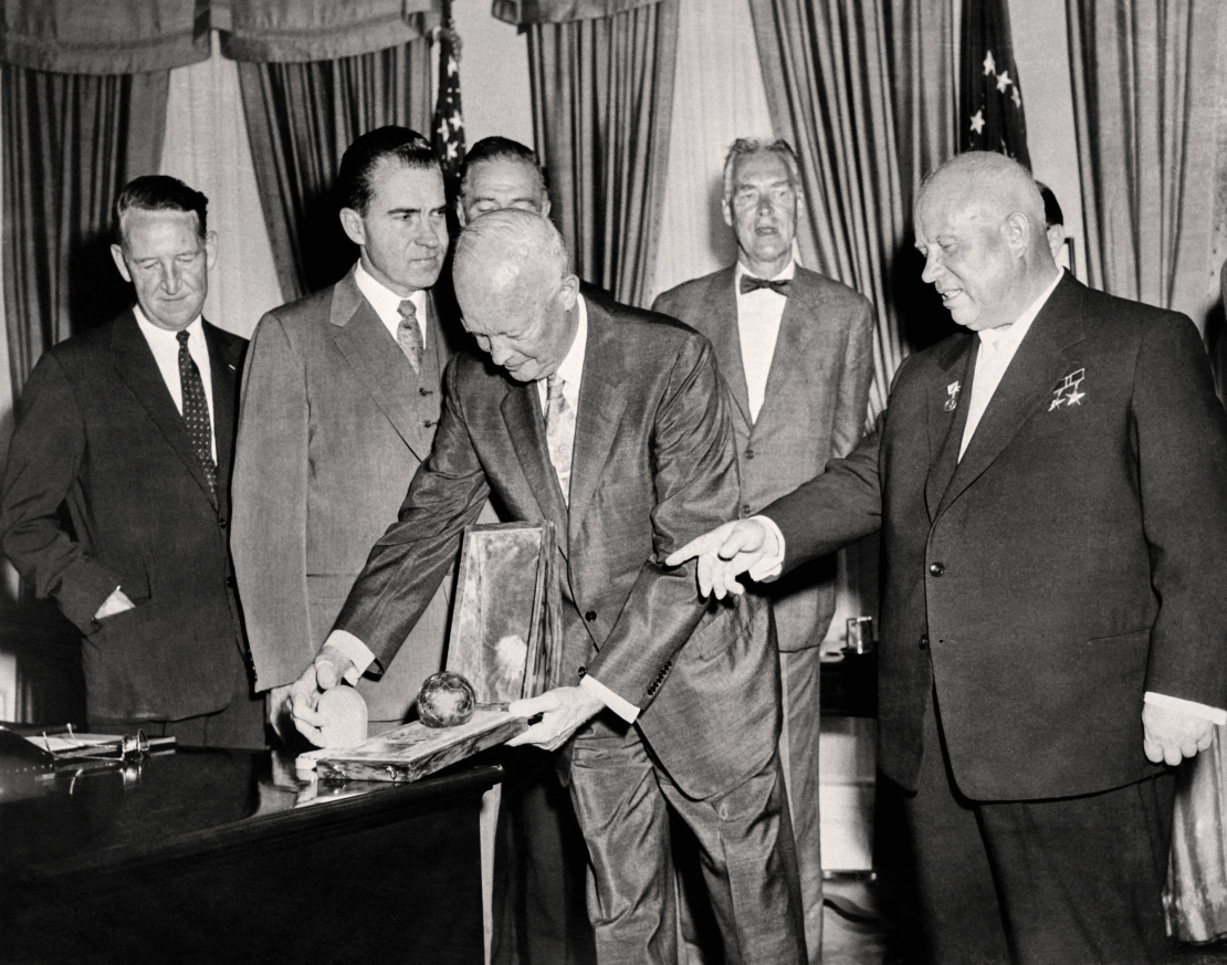 1959. gada 15. septembrī Padomju Savienības Komunistiskās partijas pirmais sekretārs Ņikita Hruščovs (pa labi) Vašingtonā pasniedz ASV prezidentam Dvaitam D. Eizenhaueram (centrā) pirmā Zemes mākslīgā pavadoņa “Sputņik” repliku, kamēr ASV viceprezidents Ričards Niksons (otrais no kreisās) vēro notiekošo.