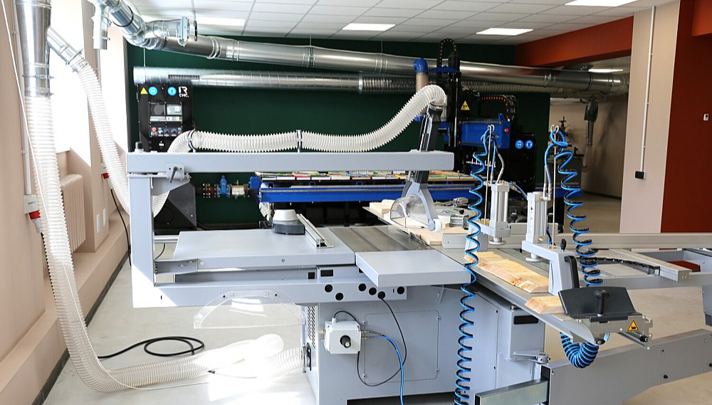 Laboratorijā šobrīd izvietotas astoņas dažādas iekārtas, kas ļauj nodrošināt augstu precizitāti. Attēlā: formātripzāģis.