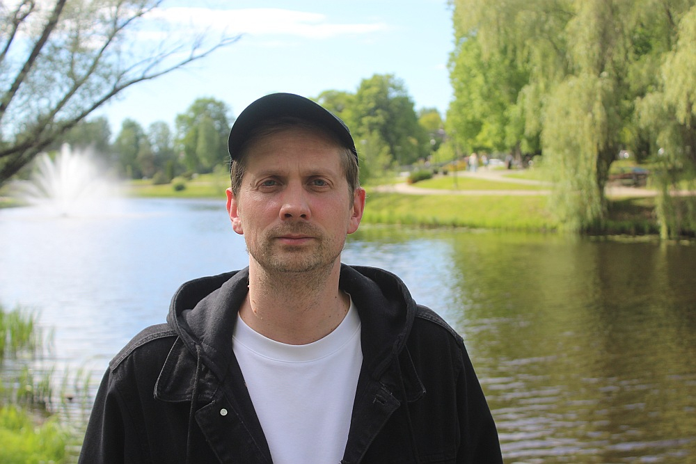 Režisoram Elmāram Seņkovam patīk strādāt Valmierā. Vislabprātāk viņš uzturas parkā pie Dzirnavu ezeriņa un Krodera ābeles.