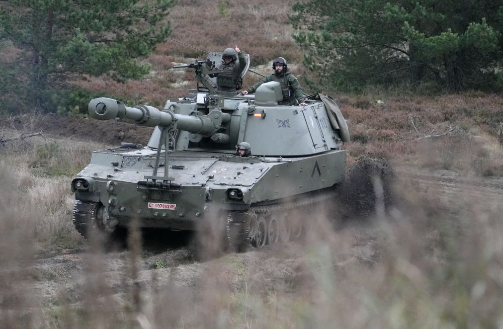 NATO Daudznacionālās brigādes Latvijā mācību "Resolute Warrior" tanku un smagās artilērijas manevru un kaujas šaušanas vingrinājums Ādažu poligonā 2025. gada 9. novembrī.