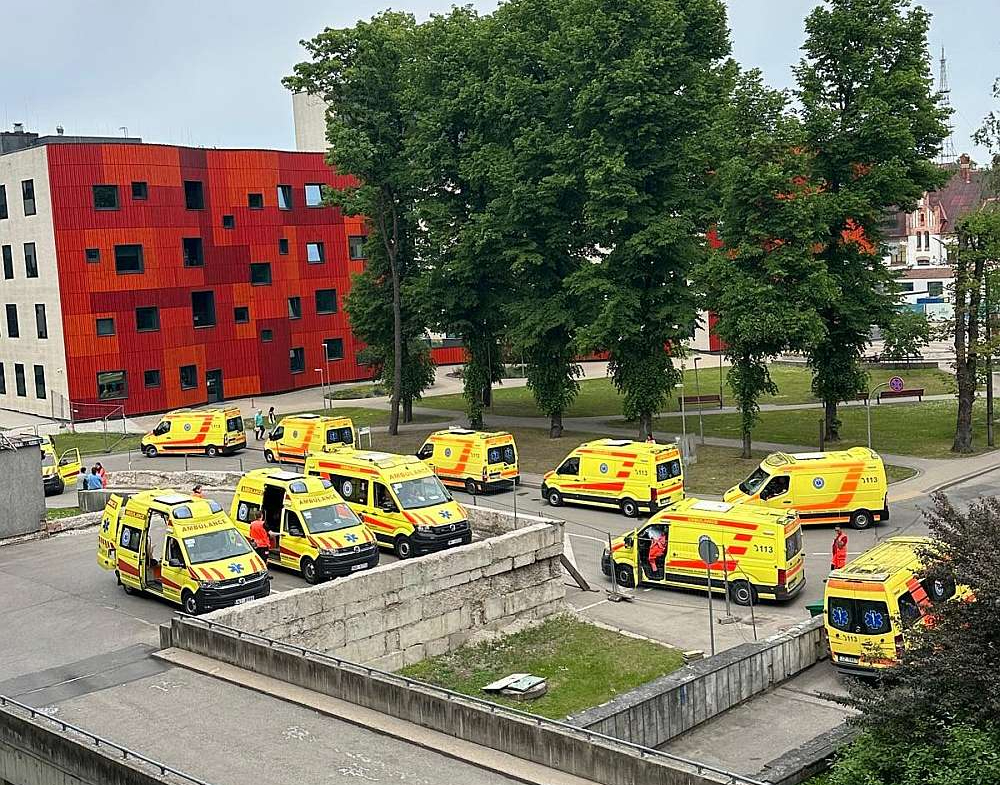 Pirmdien laukumā pie Paula Stradiņa klīniskās universitātes slimnīcas Neatliekamās medicīnas centra rindā gaidīja vairāk nekā desmit ātrās palīdzības mašīnu.