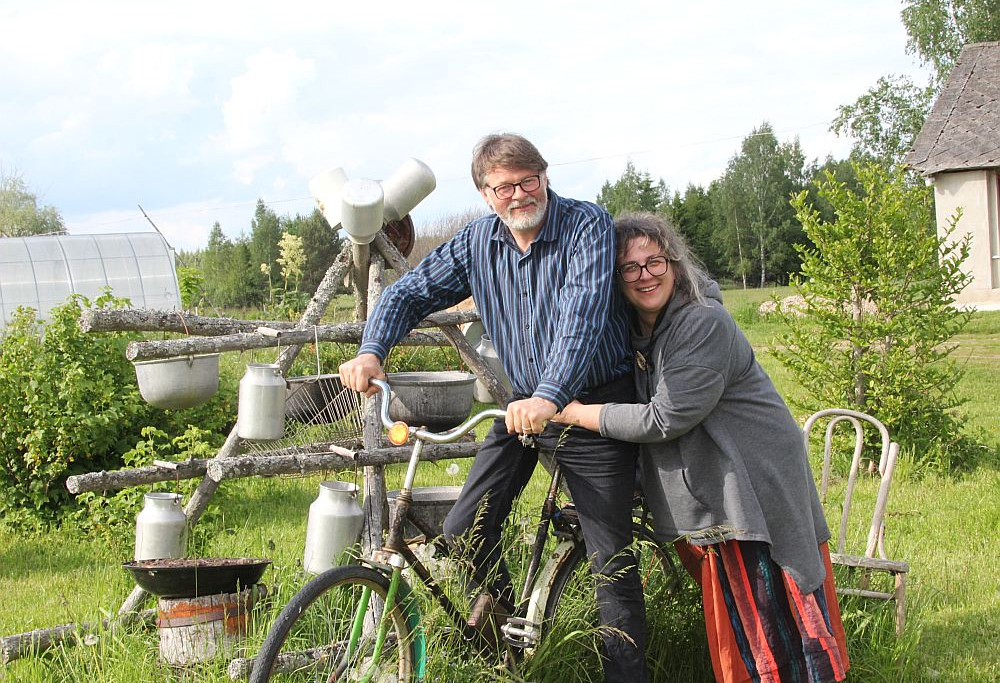 "Birzuļu" saimnieki Linda un Kalvis Aldersoni dēla Gustava veidotā agrārās mākslas instalācijā.