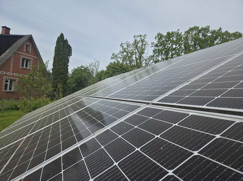 Saules paneļi ir viens no veidiem, kā samazināt rēķinu par elektroenerģiju. Īpaši tad, ja tā tiek tērēta tajā pašā mirklī, kad tiek saražota, darbinot jaudīgas sadzīves iekārtas vai lādējot elektroauto.