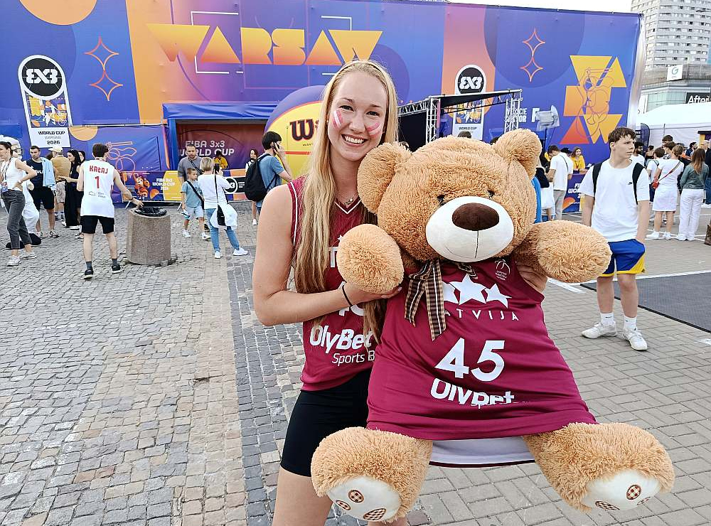 Latvijas 3x3 basketbolistes Pasaules kausa izslēgšanas turnīrā skaļi atbalstīja mūsu puišus ceļā pretī čempionu titulam, un katru dienu meitenes tribīnēs bija redzamas ar lielu plīša rotaļlietu. Spēlētājām lāci dāvāja kāds no komandas labvēļiem, kurš to laimēja atrakcijā fanu zonā. "Uzvilku savu treniņu kreklu, pieskatu. Vārdu vēl domājam, pagaidām saucam par laimes lāci," skaidroja allaž smaidīgā Digna Strautmane.