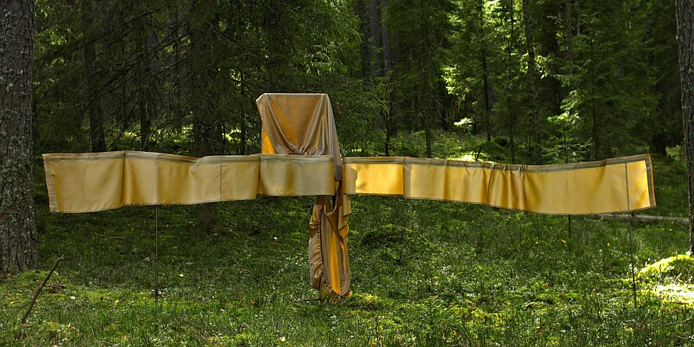 Ekspozīcijā iekļauts arī videodarbs "Mežs", kas pirmoreiz tika izrādīts izstādē "Fieldwork: Invisible Exercises" (Rīgas mākslas telpa, 2023).