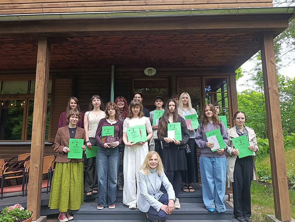Latvijas skolēnu un jauniešu literāro darbu konkursa "Aicinājums" laureāti Jāņa Akuratera muzejā.