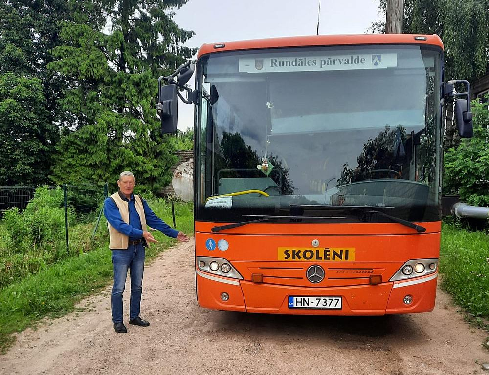 Bauskas novada pašvaldības šofera Jāņa Burceva vadītajam bērnu autobusam kopā ar parastajiem lukturiem gan priekšā, gan aizmugurē ir arī pa diviem oranžiem gaismekļiem. Tos šoferis ieslēdz, kad laiž iekšā vai ārā bērnus.