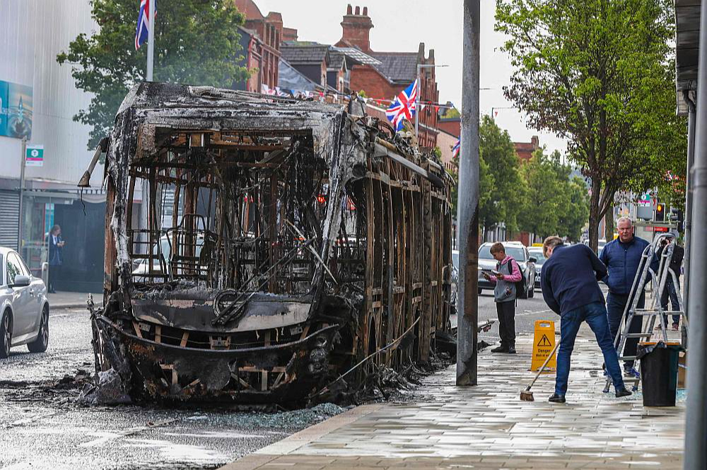 Vardarbīgo protestu laikā Belfāstā sadedzināts arī pilsētas autobuss.