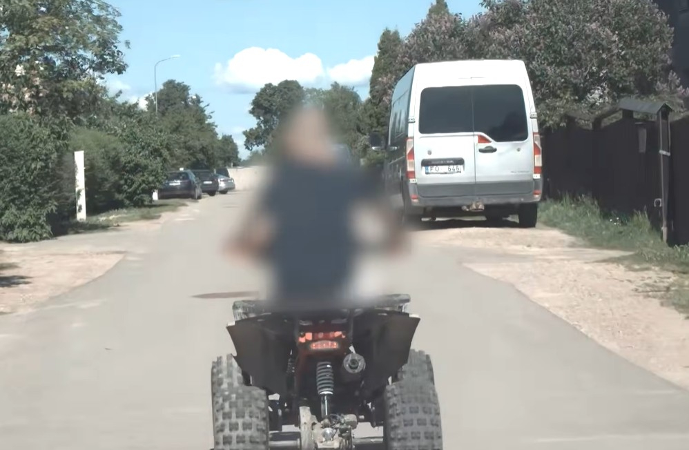 Bēgošais kvadricikla vadītājs.