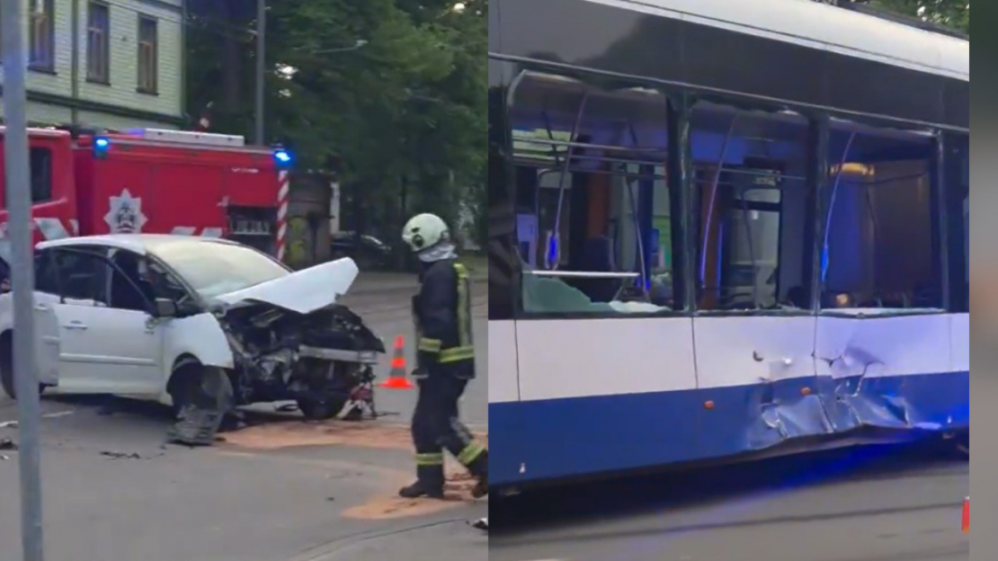 Vieglā auto un tramvaja sadursme Rīgā.