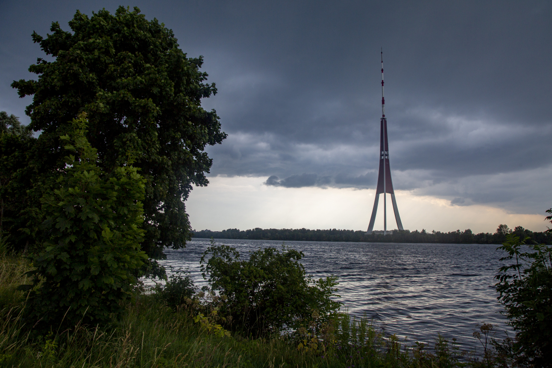 Negaisa mākoņi virs Rīgas.