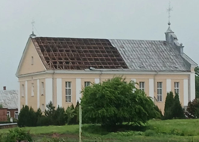 Bebrenē vējš katoļu baznīcai norāvis daļu jumta.