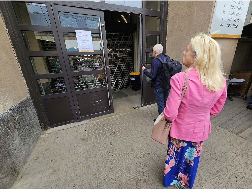 Šodien Centrāltirgus gaļas paviljona ieejai priekšā restes, taču daudzi pircēji par to nav informēti un cenšas paviljonā iekļūt kā ierasts. Pēkšņais lēmums pārtraukt gaļas tirdzniecību, neierādot tirgotājiem citas tirdzniecības vietas, viņiem ir jaunums.