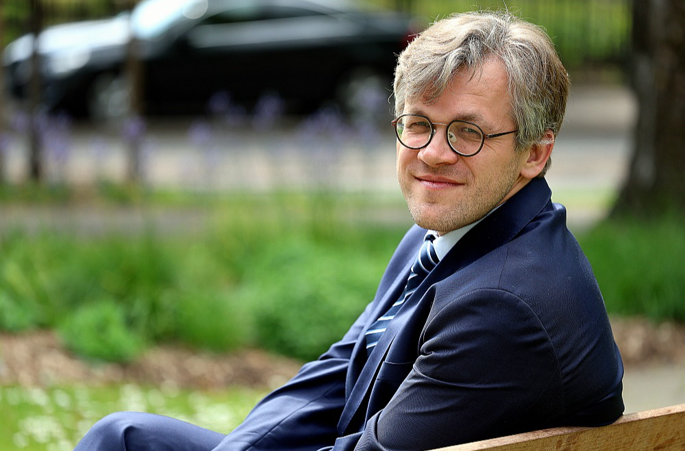 Valters Sīlis: "Greizo spoguļu karaļvalsti viss sāk atgādināt brīdī, kad atļaujas izmantot valsts institūcijas, lai vērstos pret mākslas darbu. Turklāt vēl KNAB atbilde, ka viņi tomēr iestudējumu vērtēs!"