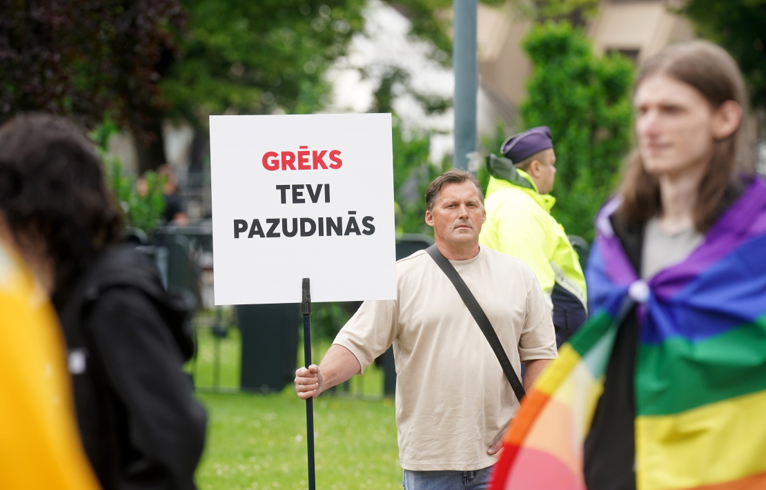 Gan Esplanādē, no kuras sākās gājiens, gan arī vēlāk gājiena maršrutā to pavadīja vairāki protestētāji, kuri ielas malā turēja plakātus "Grēks tevi pazudinās", "Jēzus glābj no elles", "Atgriezties no grēkiem", "Neseko pūlim, seko Jēzum", "Par tradicionālām ģimenēm" un citus.