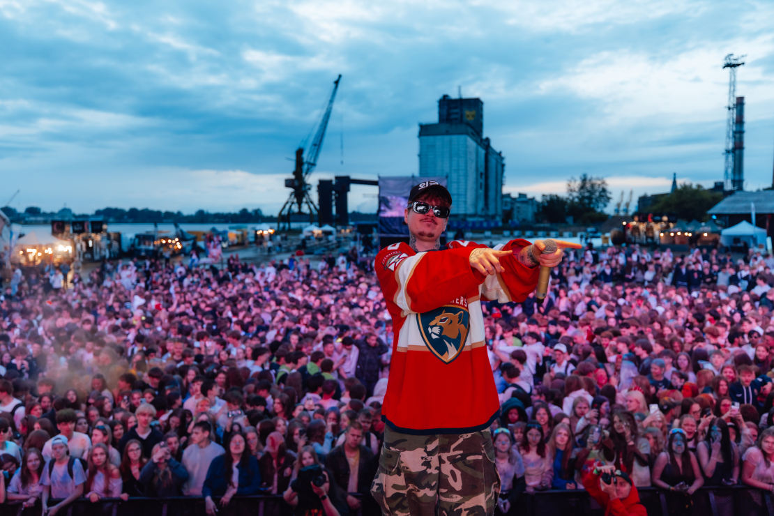 Rīgā aizvadīts "Holi" festivāls.