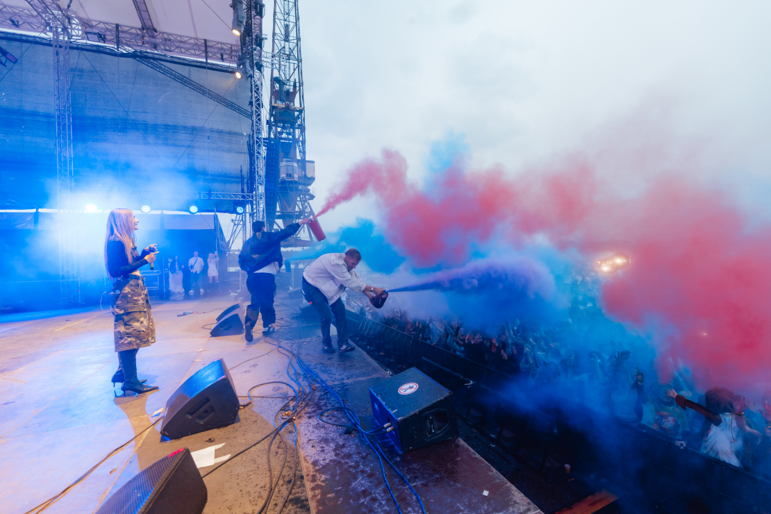 Rīgā aizvadīts "Holi" festivāls.