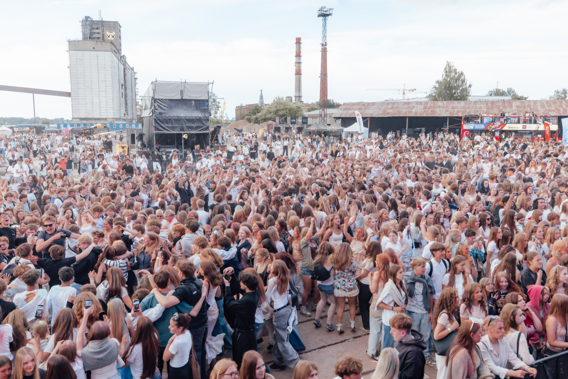 Rīgā aizvadīts "Holi" festivāls.
