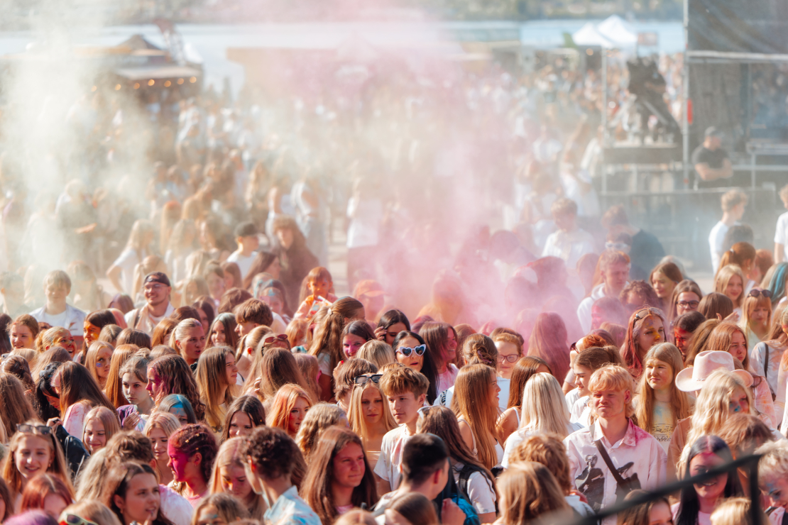 Rīgā aizvadīts "Holi" festivāls.