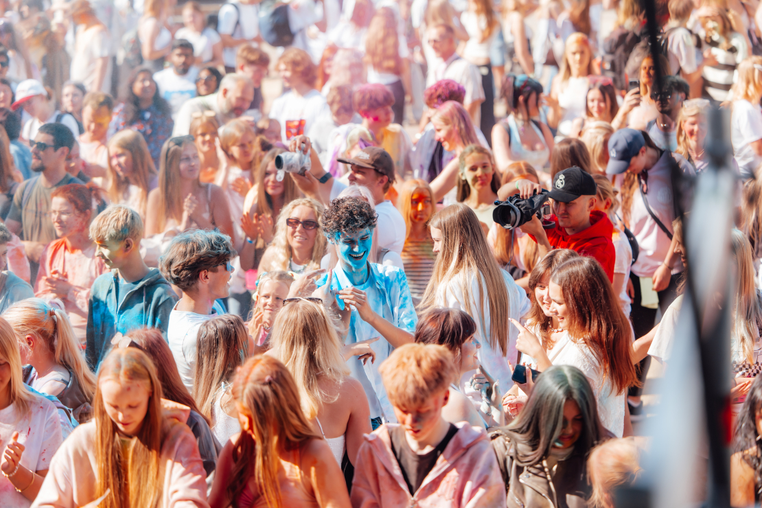 Rīgā aizvadīts "Holi" festivāls.