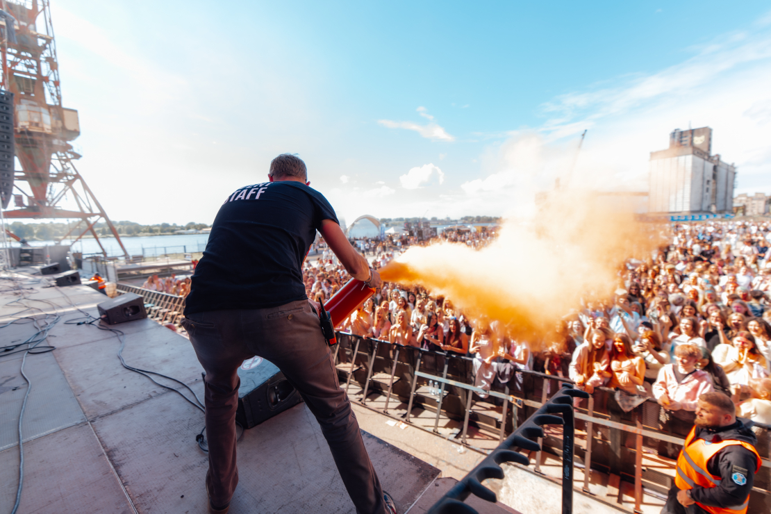 Rīgā aizvadīts "Holi" festivāls.