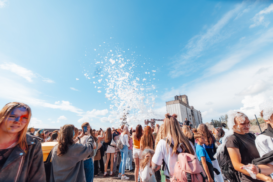 Rīgā aizvadīts "Holi" festivāls.