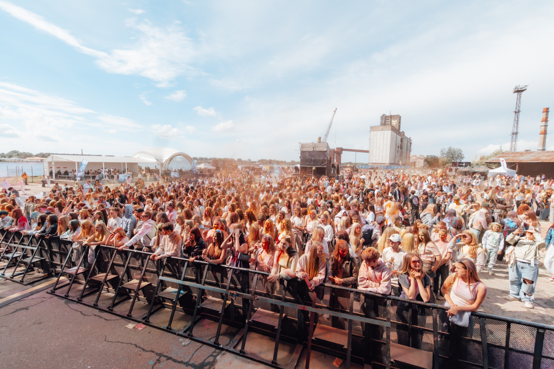 Rīgā aizvadīts "Holi" festivāls.
