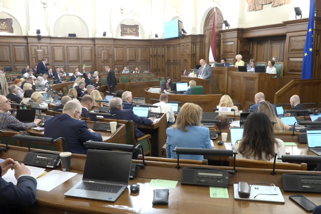 Saeima lauza šķēpus par jauno Imigrācijas likumu, kurā būtiski pārskatīta līdzšinējā imigrācijas kārtība.