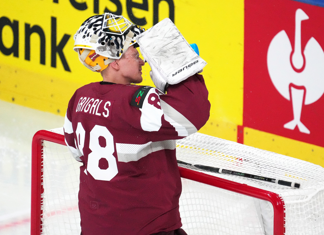 Latvijas hokeja izlases vārtsargs Gustavs Dāvis Grigals 2026. gada pasaules hokeja čempionāta spēlē starp Latvijas un Somijas valstsvienībām "Swiss Life" arēnā Cīrihē.
