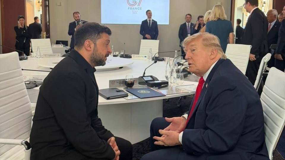 Volodimirs Zelenskis un Donalds Tramos G7 samitā. 