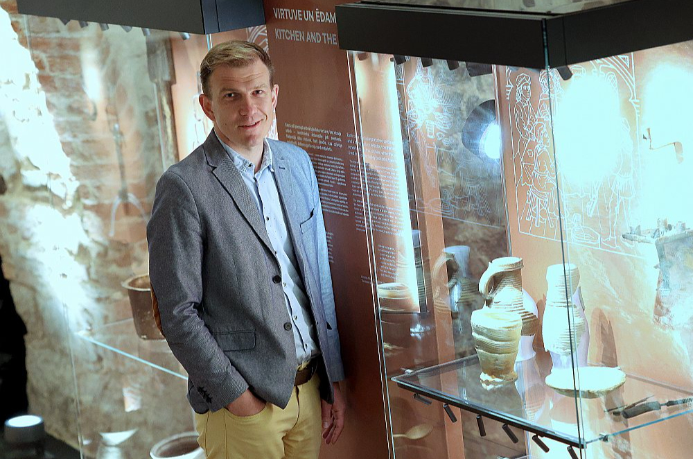 Toms Ķikuts: "Vēsturē izglītoto cilvēku kopums samazinās. Gan demogrāfijas, gan rūkošā humanitāro zinātņu prestiža dēļ. Bet, ja nav fundamenta, kodola, kas veido akadēmisko vēsturi un kam apkārt veidojas viss pārējais..."