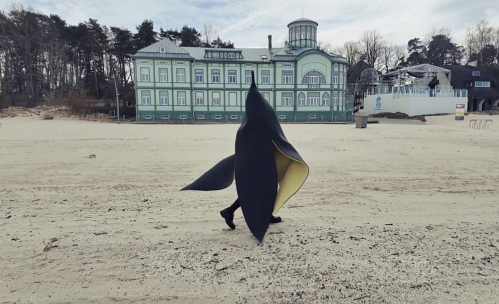 Skats no performances "Melnais banāns" izstādes atklāšanā Majoru pludmalē.