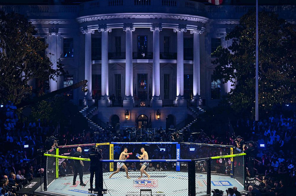 Pie Baltā nama ierīkotā UFC arēna.