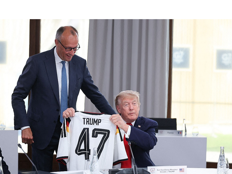 Vācijas kanclers Frīdrihs Mercs (no kreisās) G7 samita laikā Eviānā ASV prezidentam Donaldam Trampam uzdāvināja Vācijas futbola izlases kreklu ar 47. numuru, kas simbolizē pašlaik amatā esošo Savienoto Valstu 47. prezidentu.