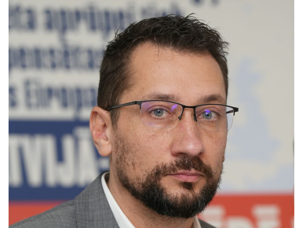 Latvijas Lauku ģimenes ārstu asociācijas viceprezidents Ainis Dzalbs: “Dažādu sakaru un datoru tehnoloģiju attīstība šobrīd vistiešākajā veidā ir saistāma ar ģimenes medicīnas tālāko attīstību. Tas ir kļuvis par vienu no lielākajiem medicīnas attīstības virzītājspēkiem, kas nosaka ģimenes medicīnas pieejamību, kvalitāti, tās saturu, izmaksu efektivitāti, datu aprites kārtību un citus ģimenes medicīnas aspektus.”