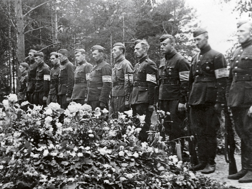 Bijušo Latvijas armijas karavīru un aizsargu – tobrīd Vācijas kārtības
dienesta darbinieku ierinda pie padomju okupācijas Baigā gada
upuru masu kapa. 1941. gada vasara.