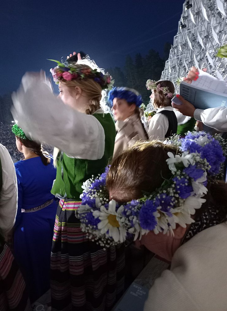 Dalība Dziesmu svētkos spārno teju vai tiešā nozīmē.