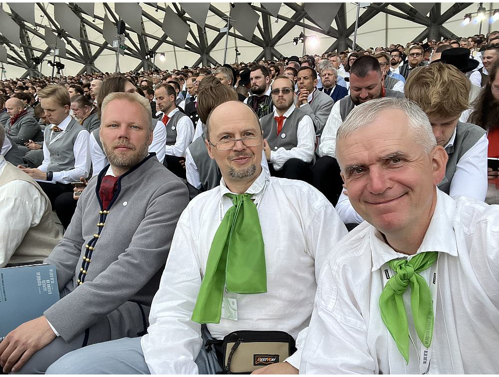 Kora "Sonore" mākslinieciskais vadītājs Andis Groza (no kreisās), vokālais pedagogs Kārlis Saržants un Mārtiņš Valkovskis 2023. gada Dziesmu svētkos Mežaparka Lielajā estrādē bija basu rindās.
