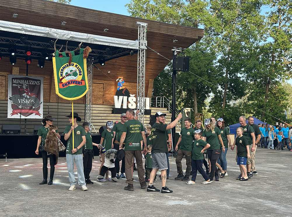 Kadrs no 2025. gada "Minhauzena" festivāla, kas notika Višķos.