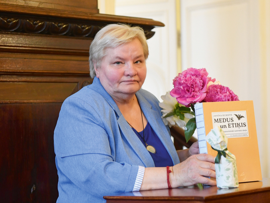 Literatūrzinātnieces Janīnas Kursītes monogrāfija iznākusi vairāk nekā 700 lappušu apjomā.