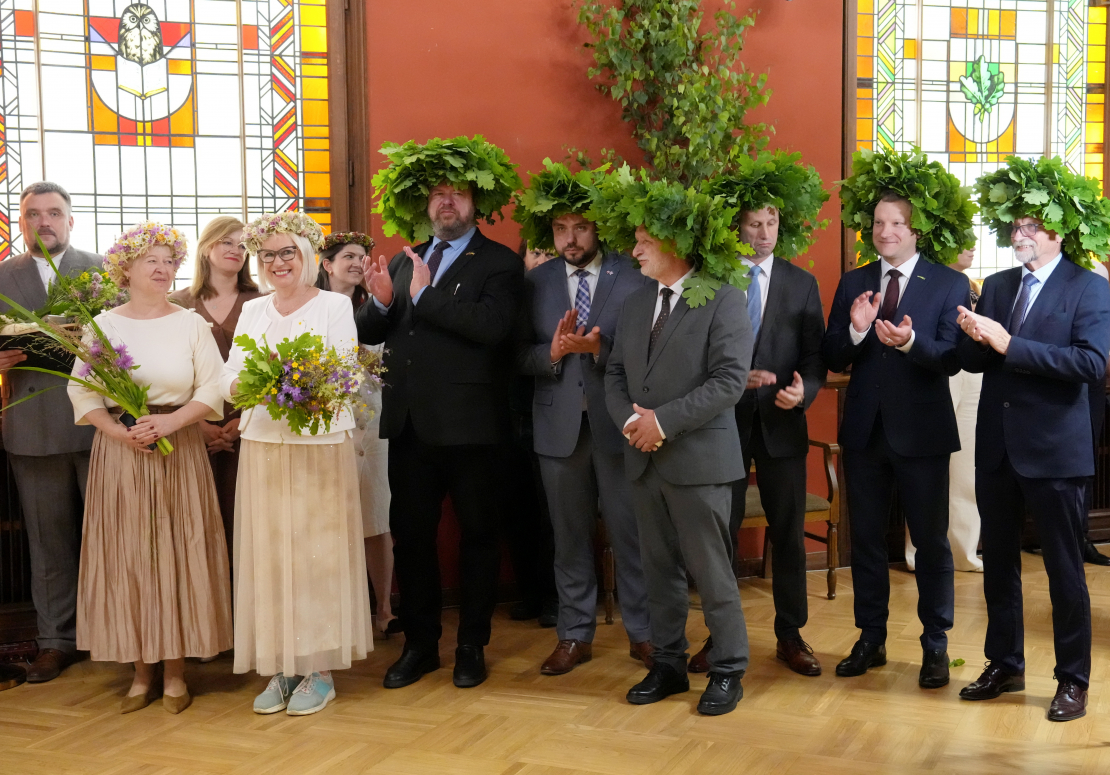 Saeimas deputāti Līga Kļaviņa (no kreisās), Līga Kozlovska, Jānis Skrastiņš, Jānis Grasbergs, Jānis Vucāns, Jānis Eglītis, Jānis Patmalnieks un Jānis Dinevičs piedalās Jāņu ielīgošanas pasākumā Saeimā.