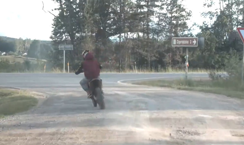 Bēgošais motociklists.