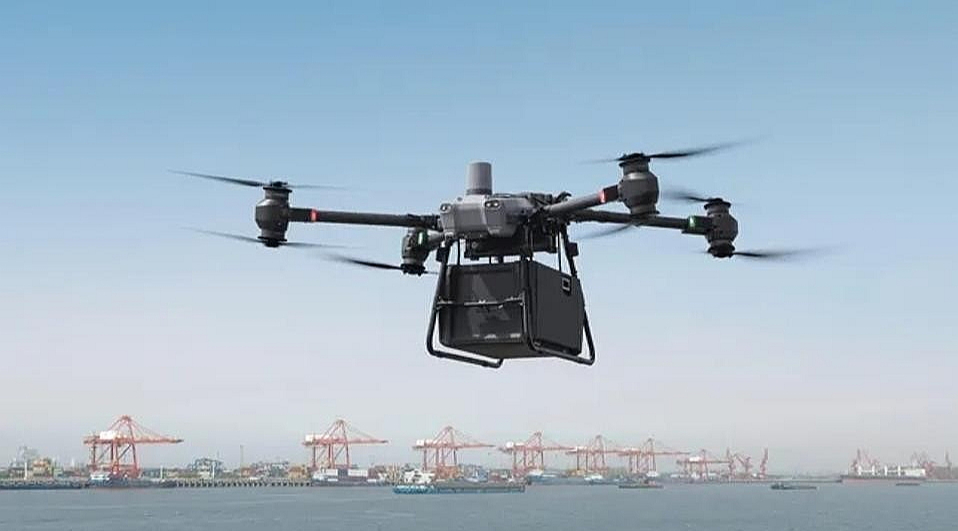Kaujas drons nereti atgādina lielu dronu vai nelielu lidmašīnu. Parasti bez identifikācijas gaitas gaismām.