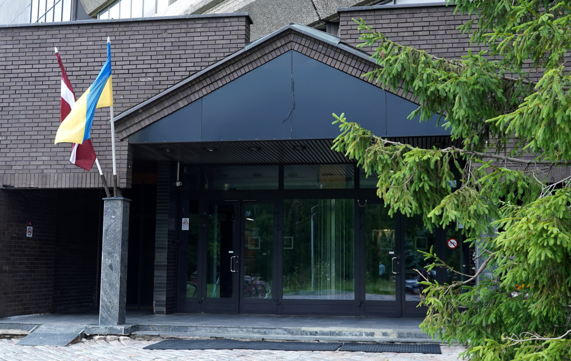 No Latvijas Televīzijas ēkas Zaķusalā noņemts uzraksts "Latvijas Televīzija".