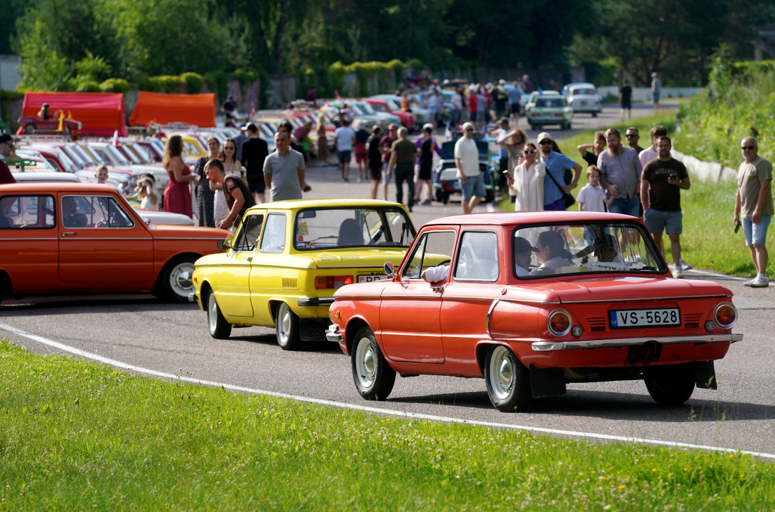 Rīgas Motormuzeja teritorijā notiek Eiropas zaporožecu (ZAZ) jeb tautā saukto "zapiņu" salidojums.