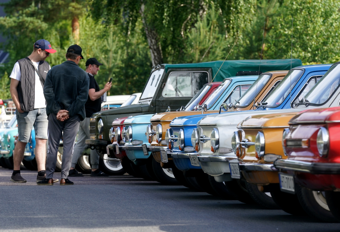 Rīgas Motormuzeja teritorijā notiek Eiropas zaporožecu (ZAZ) jeb tautā saukto "zapiņu" salidojums.