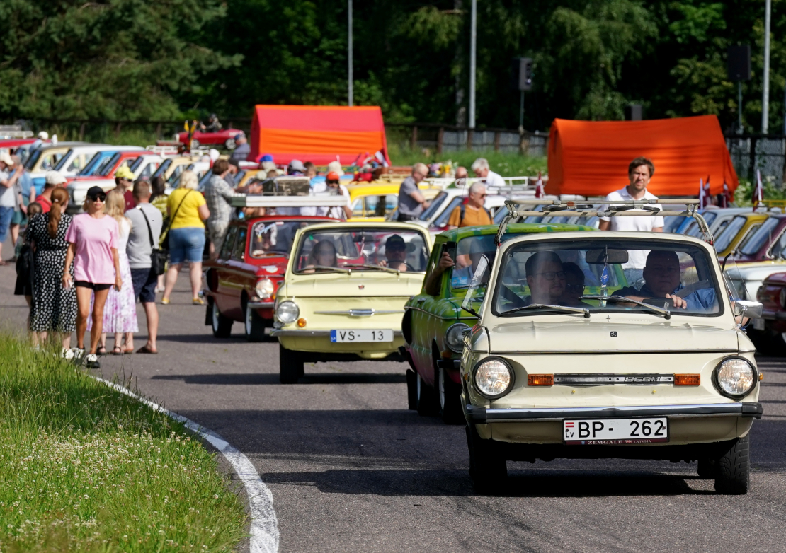 Rīgas Motormuzeja teritorijā notiek Eiropas zaporožecu (ZAZ) jeb tautā saukto "zapiņu" salidojums.